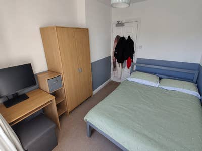 Modern Room in a Professionals Only House Main Photo