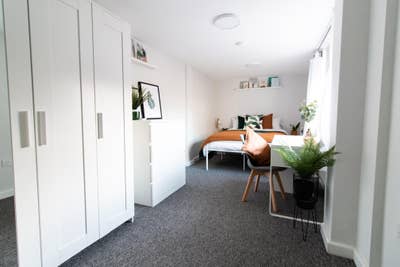 Large Double Room in All-Inclusive House Share Main Photo