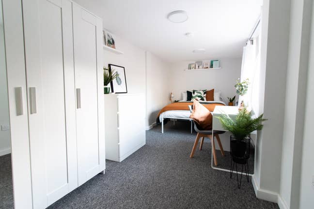 Large Double Room in All-Inclusive House Share Main Photo
