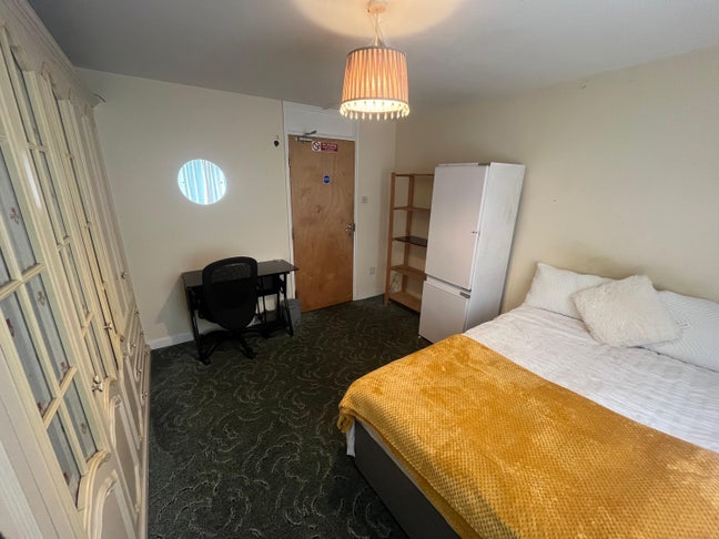 Large Double Room | Garden & Parking Main Photo