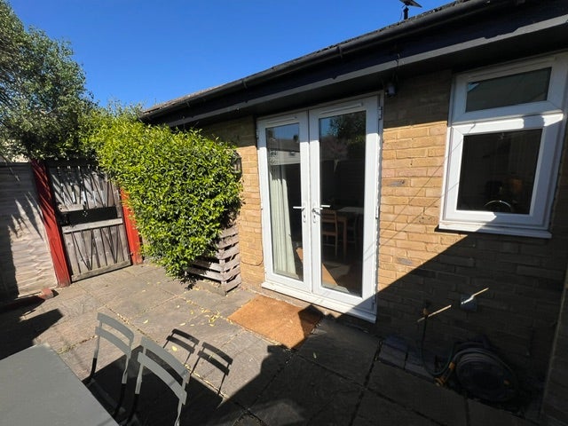 Unusual bungalow close to Kew Gardens Main Photo