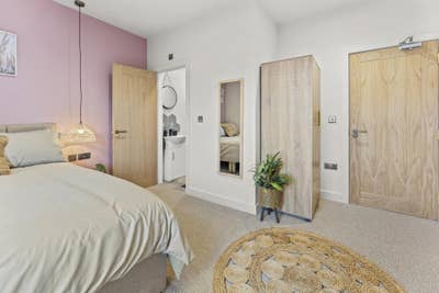 The Homely En-Suite Room - Belsize Avenue PE2 Main Photo