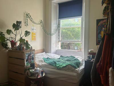 Sunlit Bedroom in Glasgow West End Main Photo