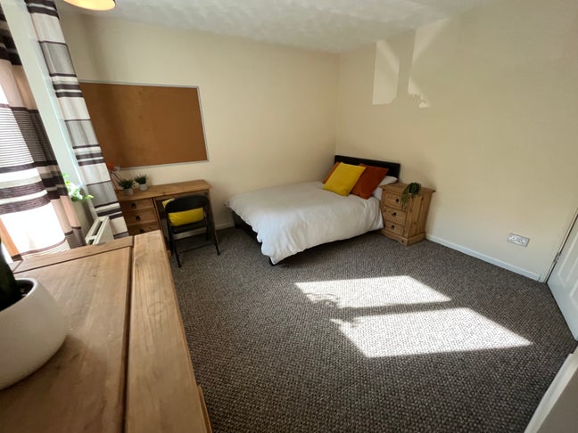 2 Large Student Double Rooms Sharing with Females Main Photo