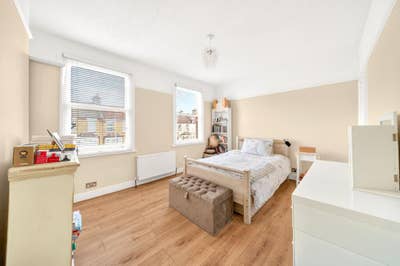 Spacious Double Room | Bills Included | Parking Main Photo