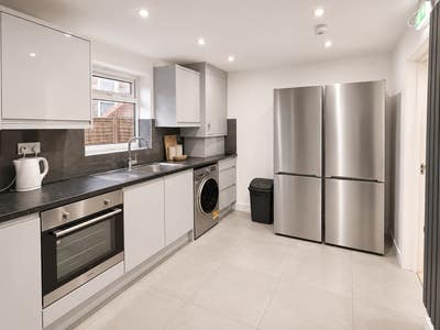 One double room available now, bills included. Main Photo