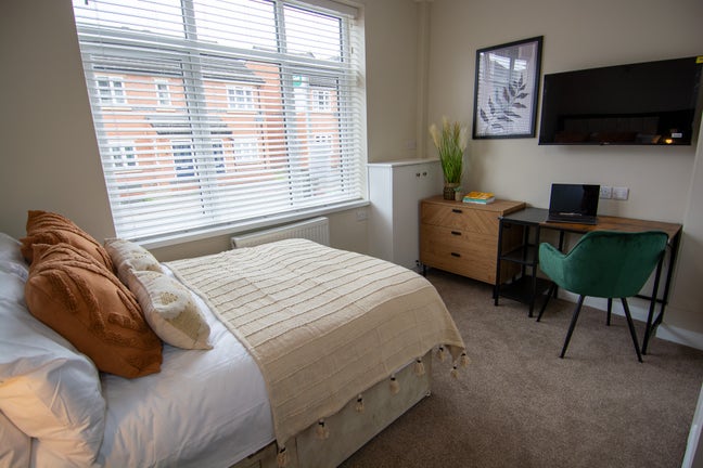 Beautiful, Stylish/Ensuite, Desk & TV/Town Centre  Main Photo