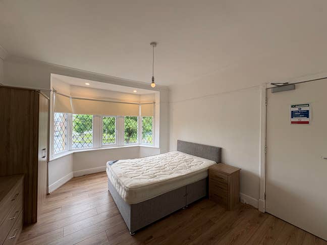 ✨Room for Rent in Friendly HMO, South Park Drive✨ Main Photo