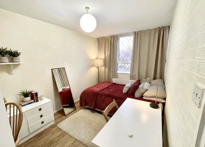 2 Secure Rooms ~ 5min to DLR & Amenities  Main Photo