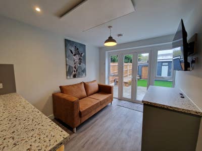 GU2 8Jf: Close Royal Surrey. Room with Shower/Sink Main Photo