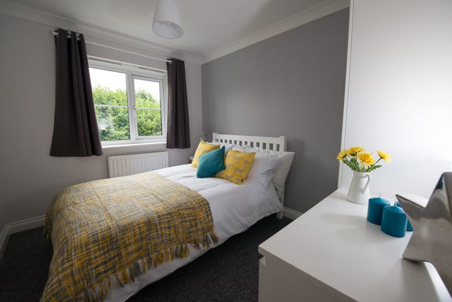 Off-suite Double Bedroom in Kingswood Main Photo