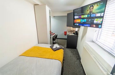 Special offer! Charming studio close to UOB and QE Main Photo