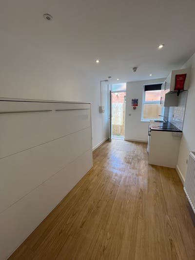 Studio w/ Private Access - All Bills Included Main Photo
