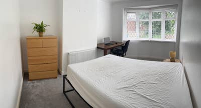 Large double room in modern home with parking Main Photo