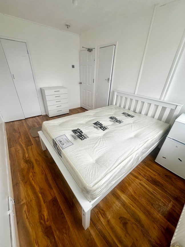 5 Rooms available in Brand New flat in Putney Main Photo