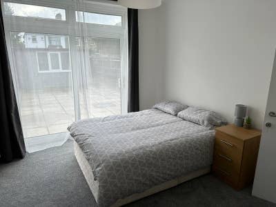 Lovely Garden Room in Woodside Park | Bills Inc. Main Photo