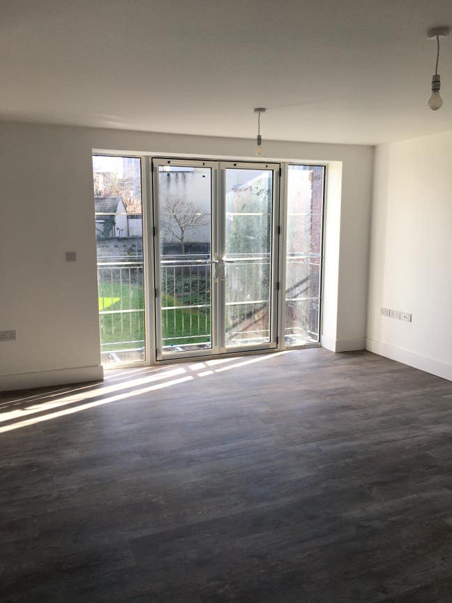 Beautifully present 2 bedroom apartment  Main Photo