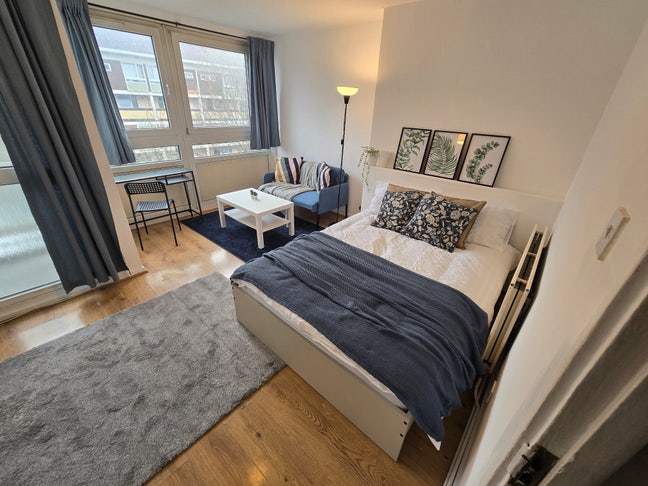 Bright & Spacious Rooms close to Victoria Park  Main Photo
