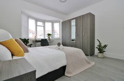 Large Ensuite, Stylish House ,2 Kitchens, bills in Main Photo