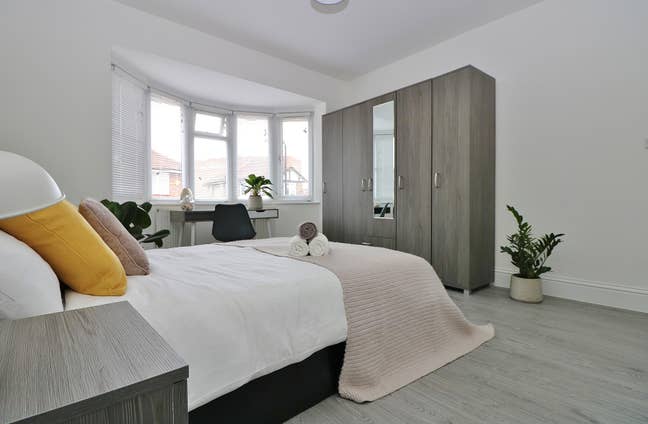 Large Ensuite, Stylish House ,2 Kitchens, bills in Main Photo