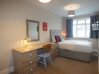 Stunning, Large Ensuite Room! Amazing Location Main Photo