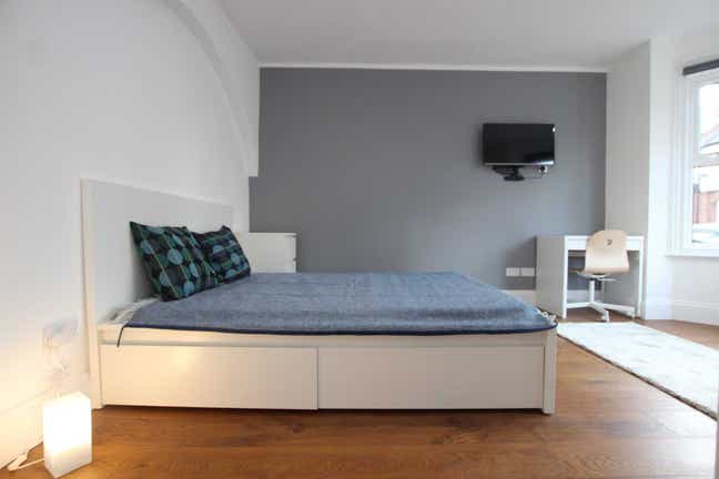 Elegant Ensuite Room - Town Centre! Main Photo