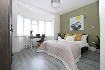 Very spacious Ensuite, bills included, modern hous Main Photo