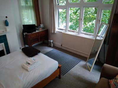Large furnished room Main Photo
