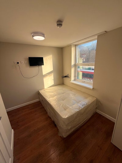 Great en-suite very close to station!! Main Photo