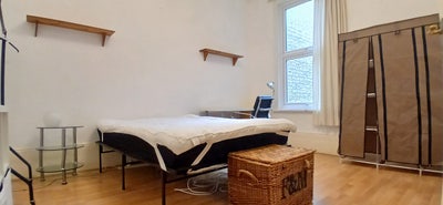 High ceiling double room by Rectory Rd Station Main Photo
