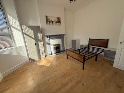🏡 4-Bed on Greenway Road, Runcorn –  Bills Incl Main Photo