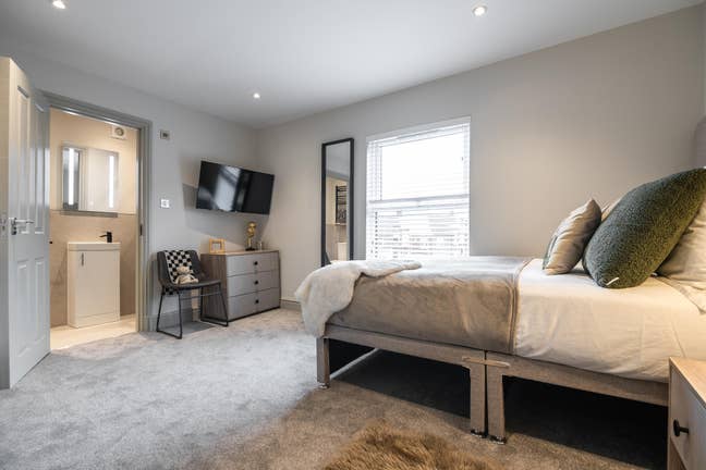 Luxury En-Suite Double Room Available – L17 Main Photo