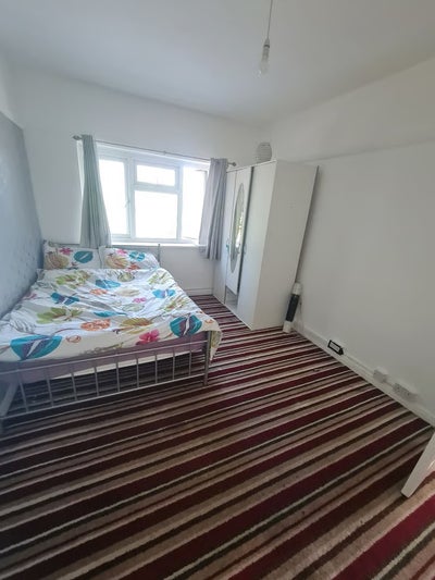 🏡 Spacious Double Room Available in a 3 bed house Main Photo