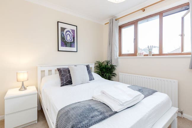 Modern Home, and lovely room in Ashford Main Photo
