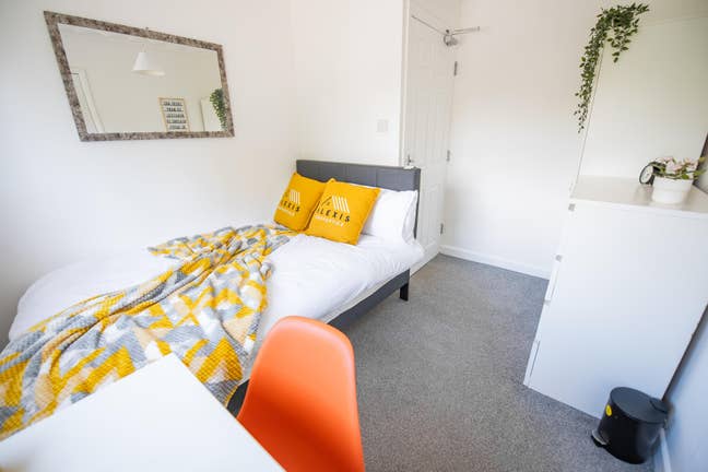 PO5 | Ensuite | Castle Road Living  Main Photo