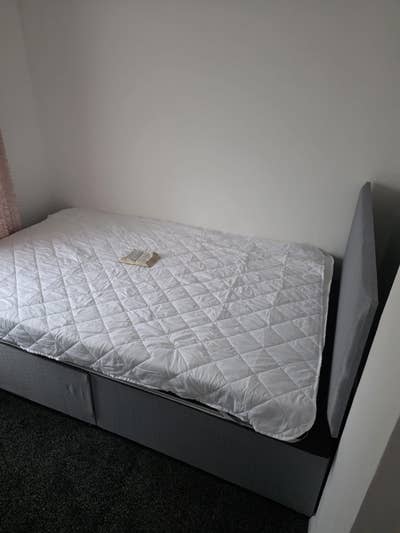 Double Room is available for rent - RM9 5XR Main Photo