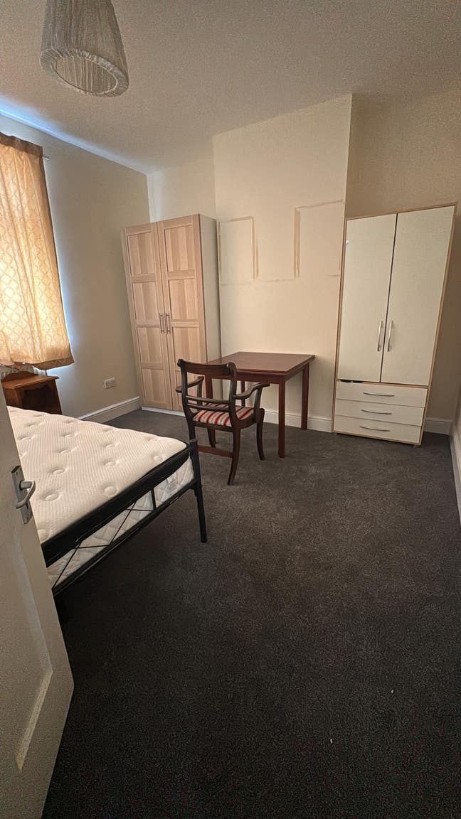 2 Rooms Available in Friendly Home Main Photo
