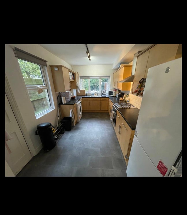 Small double room in friendly house Main Photo
