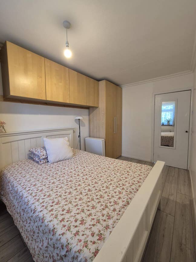 Beautiful double room for female only Main Photo