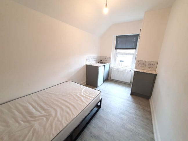 Double Room Close to Town Centre - Everton Road Main Photo