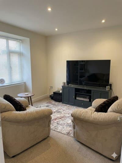 Large double ensuite with private lounge Main Photo