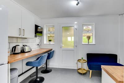 🏠 Modern, Fully Furnished Room – Bills All In!  Main Photo