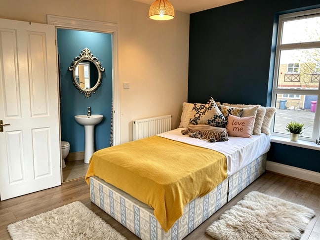  ✨ 1 Bed Flat & Ensuite Room - 5min to DLR  Main Photo