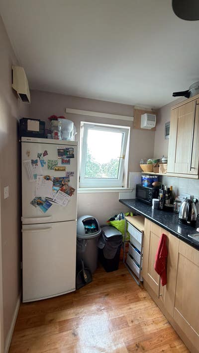 1 small double bedroom in Leith Main Photo