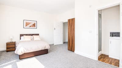1 En Suite Room Left in Popular Area of L4! Main Photo