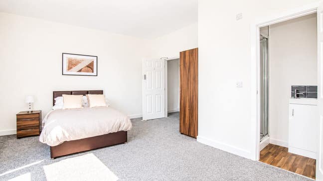 1 En Suite Room Left in Popular Area of L4! Main Photo