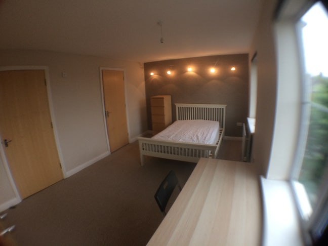 Amazing En-Suite Bedroom in Large modern House Main Photo