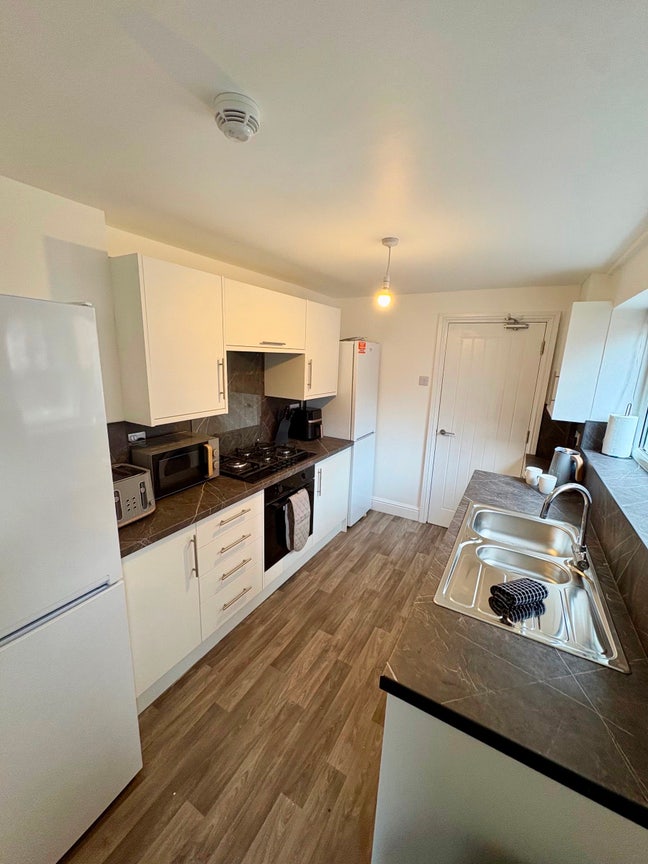 Newly refurbished centrally located rooms to let Main Photo