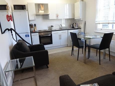 2 bed furnished flat. ALL bills, wi-fi and comm TV Main Photo