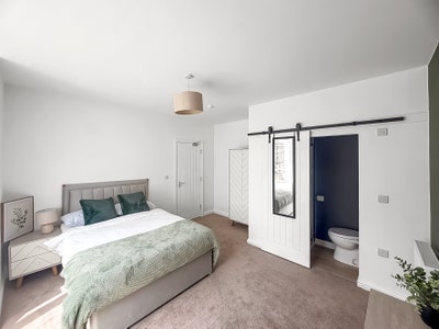 Premium 5‑Bed Ensuite Property with Ensuites Main Photo
